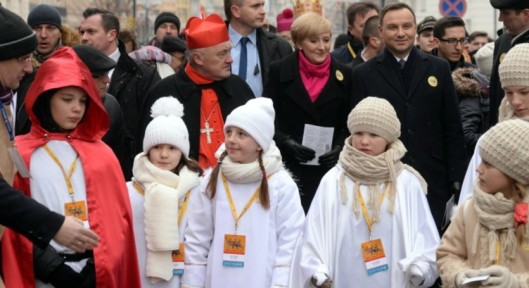 Cardinal Kazimierz Nycz, First Lady Agata Duda and the President of the Republic of Poland, Mr Andrzej Duda, all preceded by one of the choirs of angles.